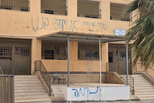 مستوطنون يقتحمون مدرسة حوارة الثانوية ويرفعون علم الاحتلال داخلها