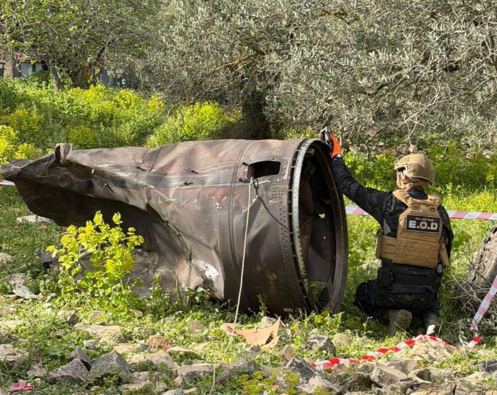 فريق هندسة المتفجرات يؤمن الشظايا ويتلف الجسم وفق الإجراءات الوقائية