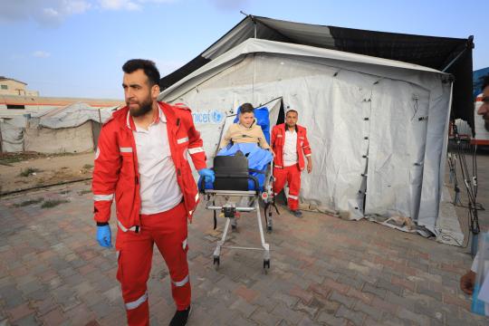 إجلاء 189 شخصًا من غزة عبر معبر كرم أبو سالم بجهود الهلال الأحمر ومنظمة الصحة العالمية