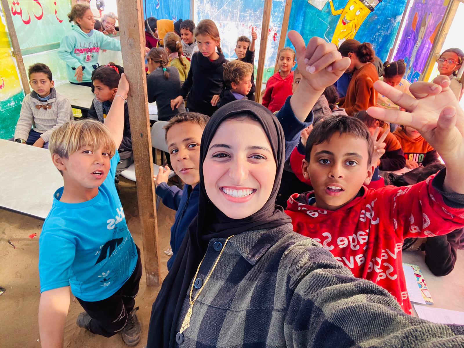 في مخيم النصيرات، أطفالٌ يواجهون الدمار بفصولٍ داخل الخيام ومعلمةٌ تحاول إعادة الأمل وسط فقدان الطفولة