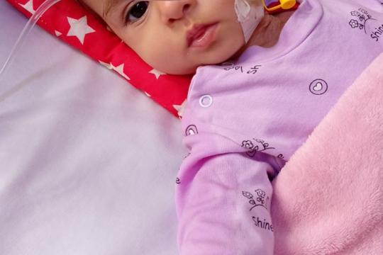 11 شهراً من الألم .. الرضيعة مسك تنتظر فرصة للعلاج خارج قطاع غزة