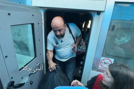 الاحتلال يفرج عن 15 أسيراً من قطاع غزة عبر معبر كرم أبو سالم