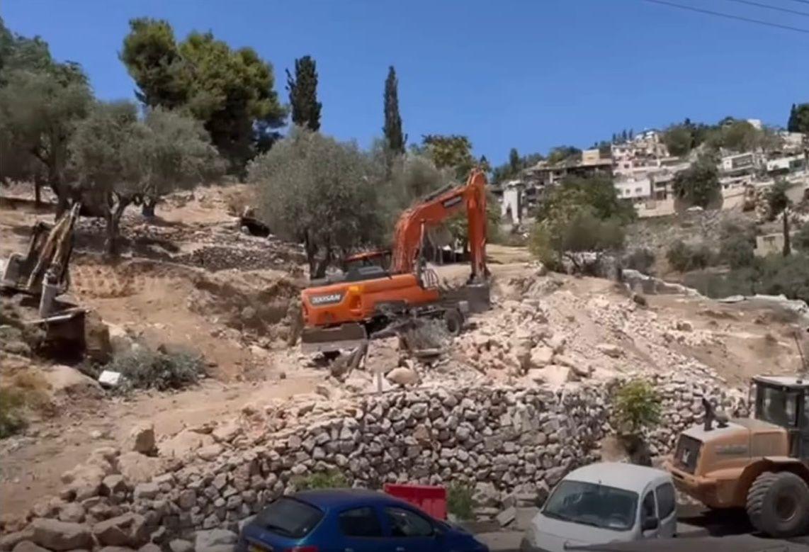 البطريركية تؤكد ملكيتها القانونية للأرض وتعتبر ما جرى جزءاً من تصاعد الانتهاكات بحق الكنائس والمسيحيين في الأرض المقدسة