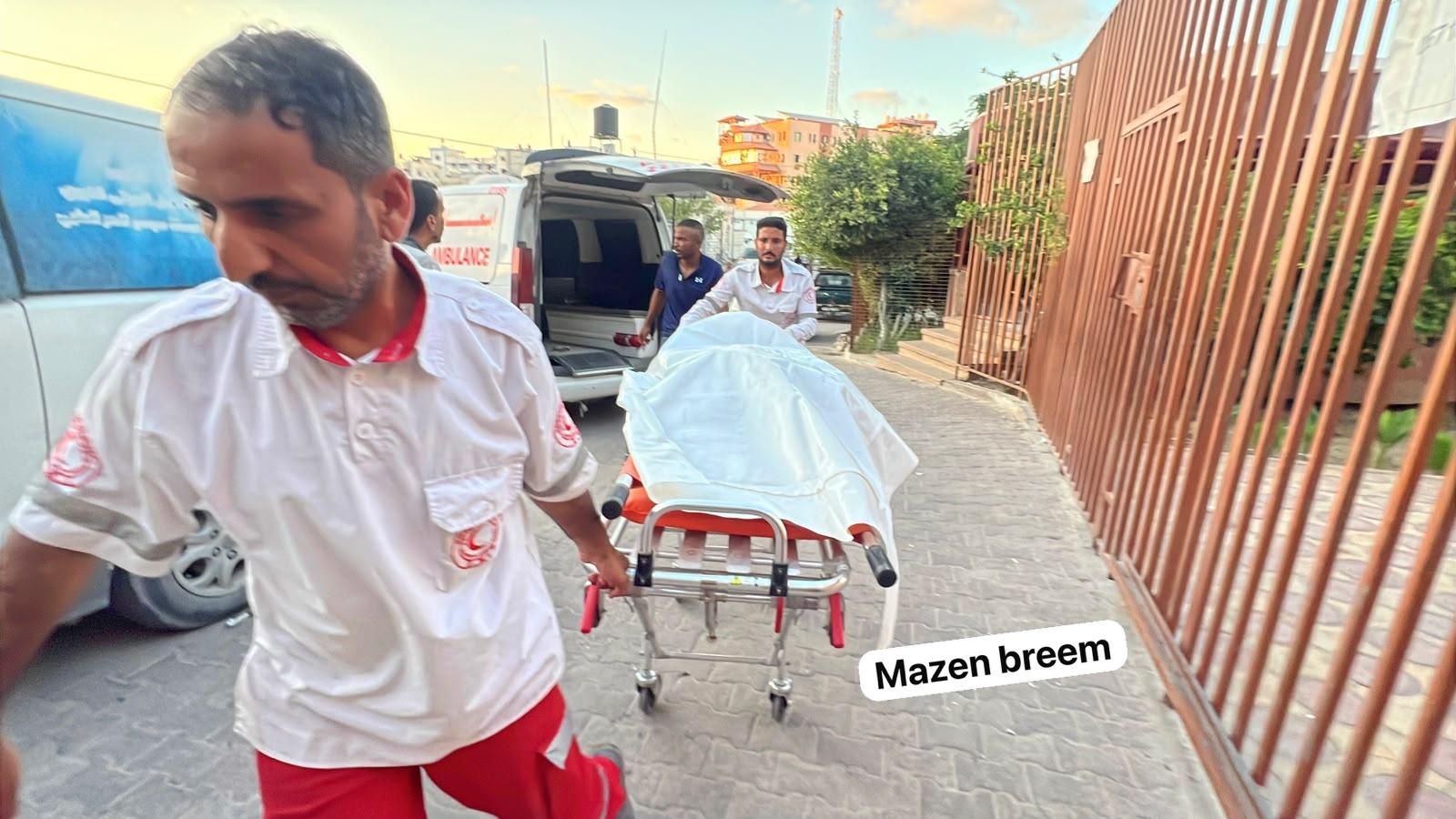طائرة استطلاع إسرائيلية قصفت شابين في منطقة السطر الغربي جنوب قطاع غزة، فيما تمكنت طواقم الإسعاف من انتشال أحدهما وتعذر الوصول إلى الآخر في البداية بسبب خطورة المنطقة.