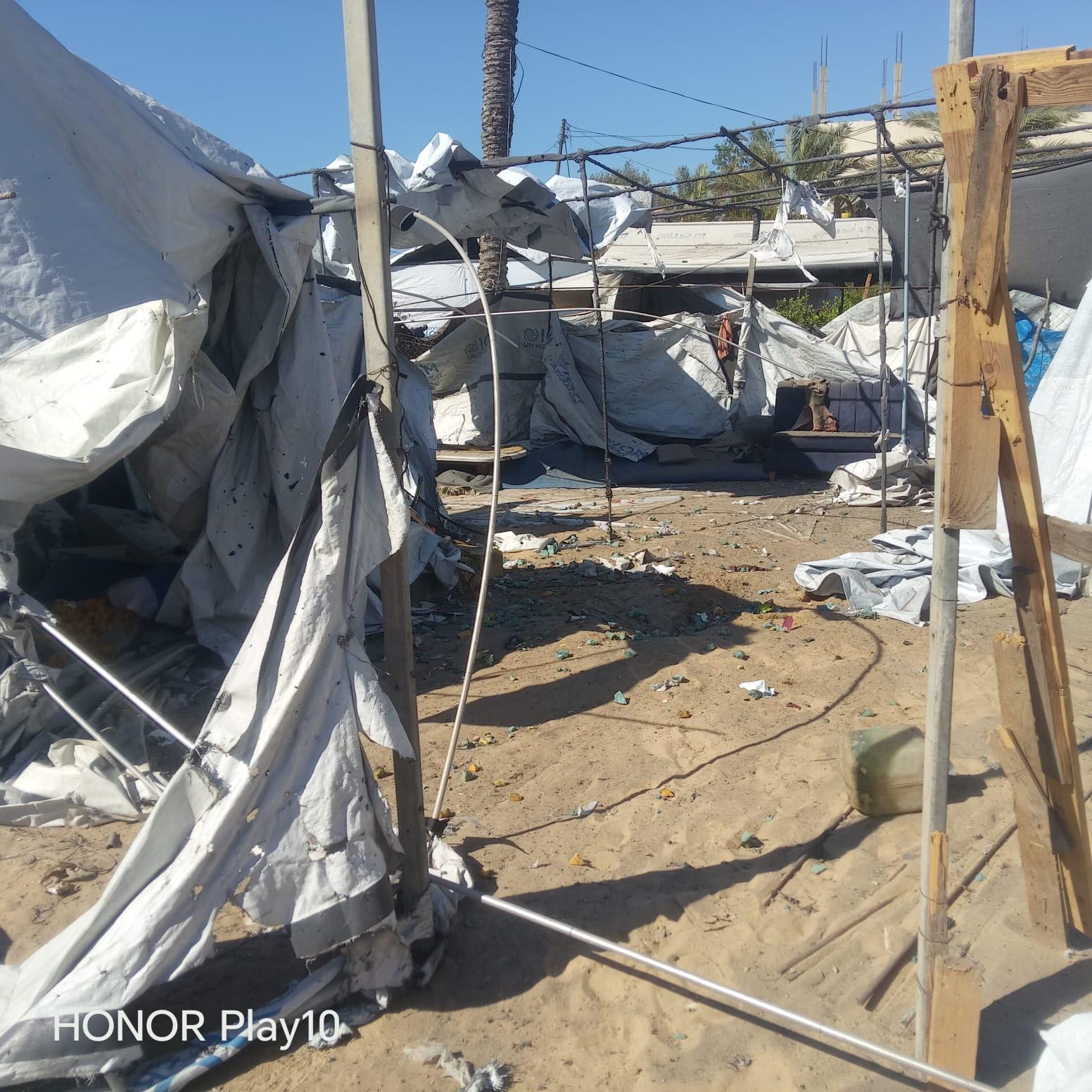 إصابة خطيرة في قصف خيمة للنازحين غرب خانيونس وإصابات أخرى وسط القطاع مع تواصل هجمات الطائرات المسيّرة
