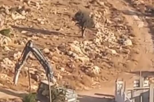 الاحتلال يهدم منزلاً قيد الإنشاء ومزرعة في كفر مالك شرق رام الله