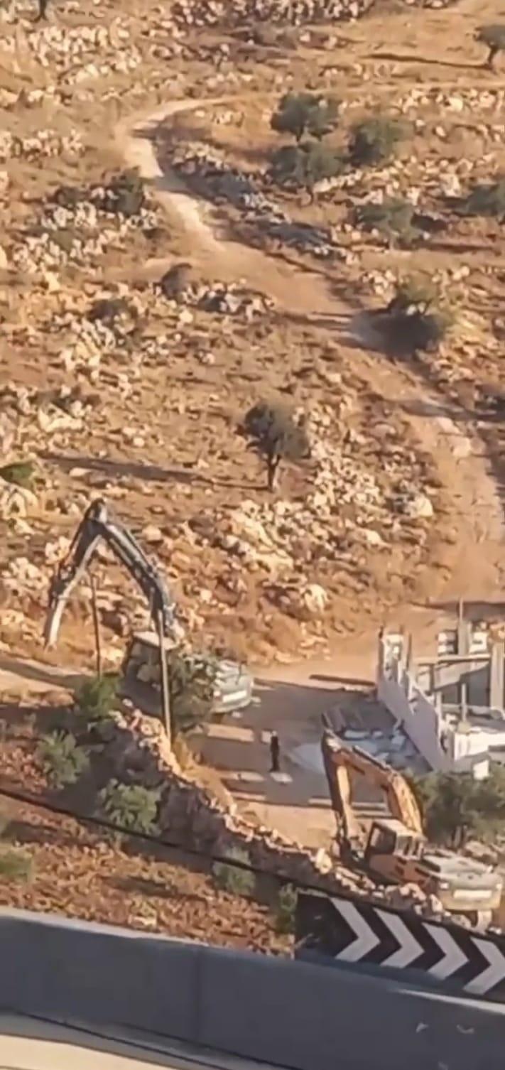 المنزل ومزرعة الخيل يعودان للمواطن خير بعيرات، فيما بررت قوات الاحتلال عملية الهدم بوقوعهما في المناطق المصنفة "ج".