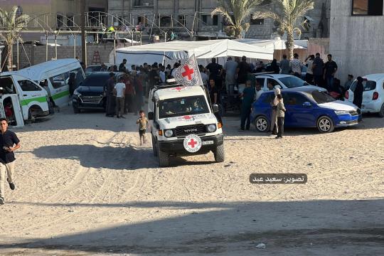 وصول 38 أسيرًا فلسطينيًا إلى مستشفى ناصر بعد الإفراج عنهم عبر معبر كرم أبو سالم