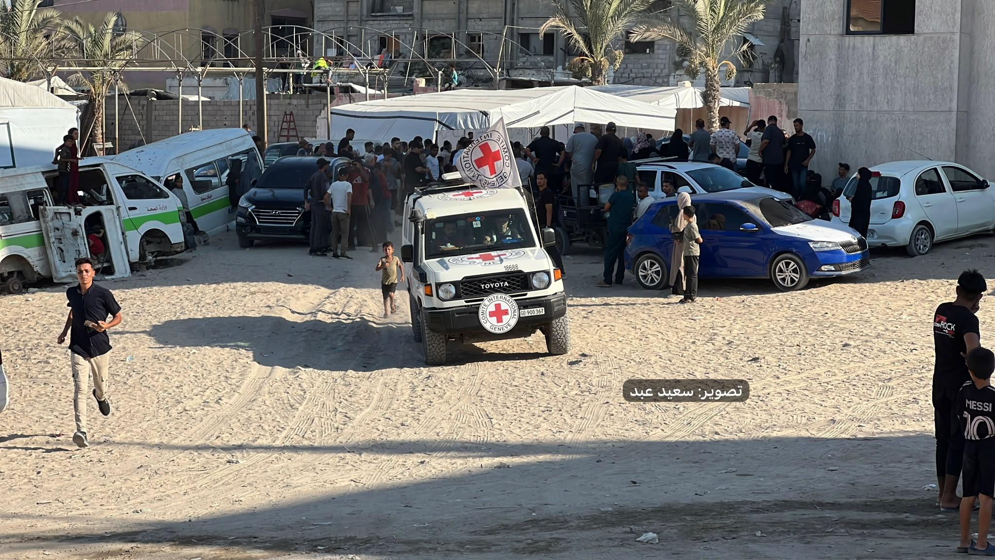 الأسرى المفرج عنهم وصلوا برفقة اللجنة الدولية للصليب الأحمر إلى خان يونس لإجراء الفحوص الطبية، وسط إفادات عن تدهور أوضاعهم الصحية نتيجة ظروف الاعتقال