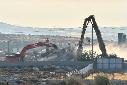 الاحتلال يهدم منزلاً مأهولاً في نحالين غرب بيت لحم