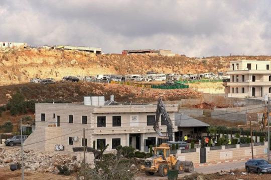 الاحتلال يهدم منزلاً من طابقين في قلنديا ويشرد عائلتين