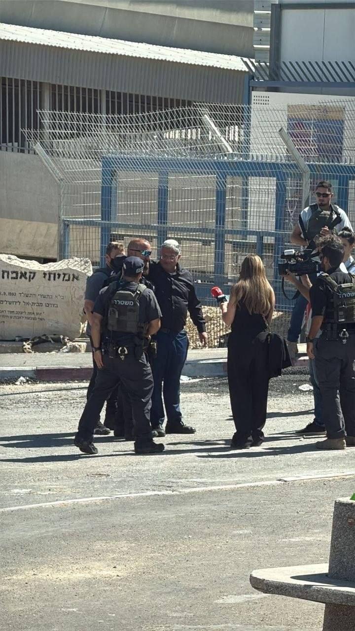 بن غفير على رأس القوة الشرطية المقتحمة لمقر المنظمة بالقدس WhatsApp Image 2026-08-25 at 12.01.14 PM