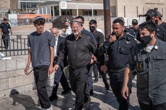 الاحتلال يبدأ إخلاء مجمع "أونروا" بالقدس وطرد موظفيها وسط سجال إسرائيلي حول السيطرة بالضفة