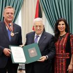 عباس يقلّد السفير الهولندي وسام نجمة القدس تقديرًا لجهوده