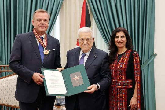 عباس يقلّد السفير الهولندي وسام نجمة القدس تقديرًا لجهوده