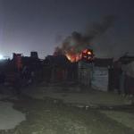 قوات الاحتلال تحرق ما تبقى من خيام النازحين على مفترق الشجاعية شرقي غزة