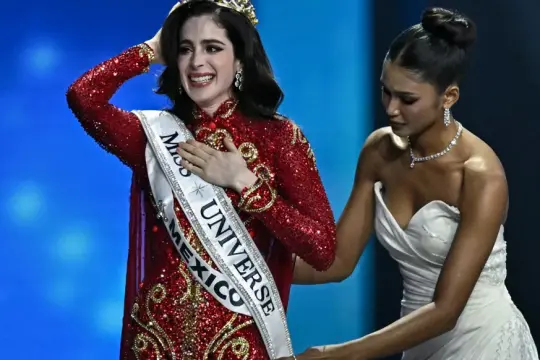 المكسيكية فاطمة بوش تُتوّج ملكة جمال الكون 2025