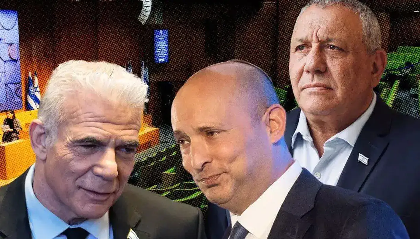 تحركات داخل "يش عتيد" لتوحيد المعارضة الإسرائيلية بقيادة غادي آيزنكوت وسط تصاعد الخلافات بين بينيت ولابيد