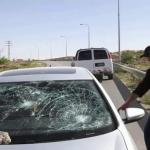 المستوطنون يهاجمون مركبات الفلسطينيين في مخماس وإغلاق البوابة الحديدية يعرقل الحركة