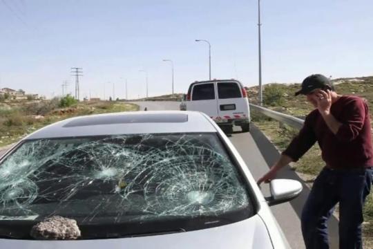 المستوطنون يهاجمون مركبات الفلسطينيين في مخماس وإغلاق البوابة الحديدية يعرقل الحركة