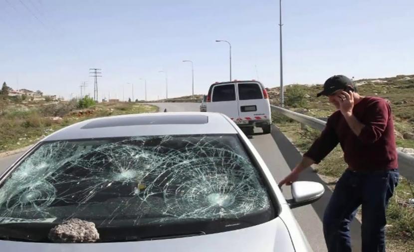 قوات الاحتلال تغلق مدخل قرية مخماس بعد اعتداء المستوطنين على المركبات دون تسجيل إصابات