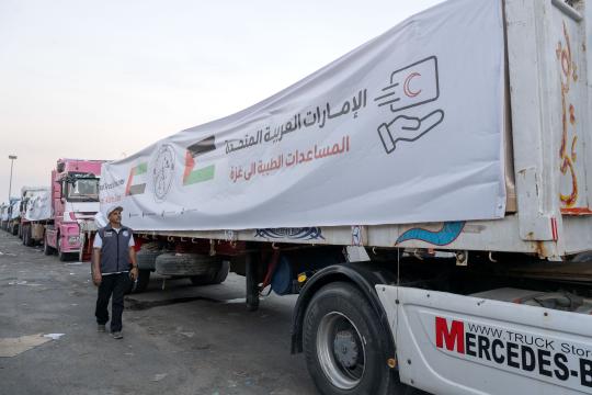 الإمارات تُدخل 980 طناً من المساعدات الإنسانية إلى قطاع غزة عبر 62 شاحنة