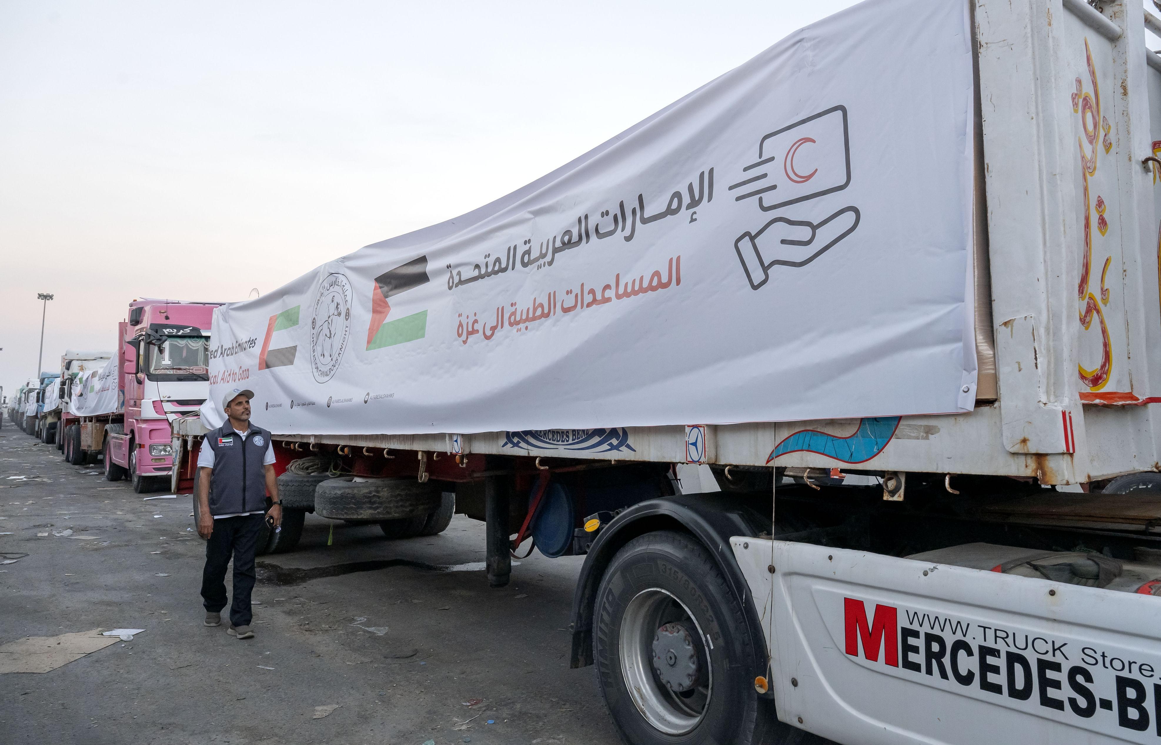 خمس قوافل إغاثية ضمن عملية "الفارس الشهم 3" تحمل مواد غذائية وطبية ومستلزمات إيواء لدعم الفلسطينيين في القطاع.