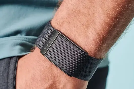 جوجل وWhoop يقودان تحولاً جديداً في سوق الأجهزة القابلة للارتداء نحو الأساور بلا شاشات