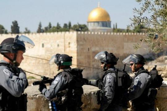 الاحتلال الإسرائيلي يبعد 3 مقدسيين عن المسجد الأقصى لمدة 6 أشهر