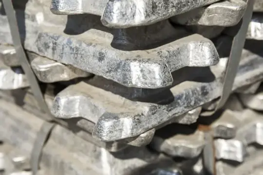 الألمنيوم يقترب من أعلى إغلاق في 4 سنوات مع مخاوف خفض الإنتاج في الصين واضطرابات الإمدادات