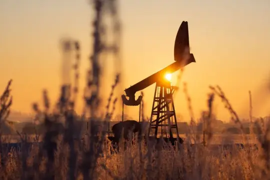 أسعار النفط ترتفع بعد هجمات أوكرانيا واحتجاز إيران ناقلة في مضيق هرمز