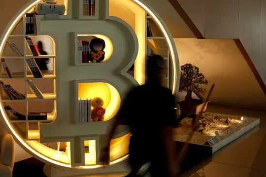 بتكوين تواجه “أزمة ثقة” رغم تعافيها فوق 75 ألف دولار وسط رهانات متضاربة في سوق المشتقات