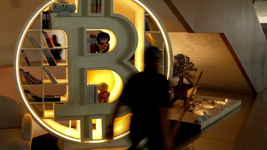 مراكز بيع مكشوفة قياسية ومشتريات مؤسسية تدفع السوق نحو احتمال “ضغط سعري” قد يرفع BTC إلى 85 ألف دولار