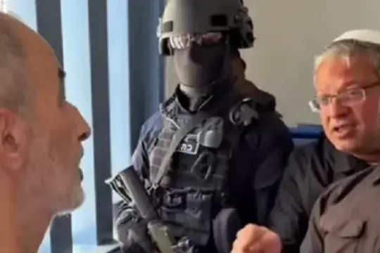 بن غفير يقتحم زنزانة حسن سلامة ويهدده بالقتل والإعدام