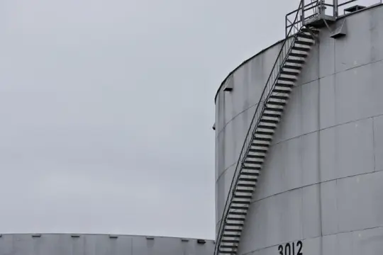 النفط يحافظ على تراجعه مع انحسار علاوة المخاطر بعد تقدم المحادثات الأميركية ـ الإيرانية