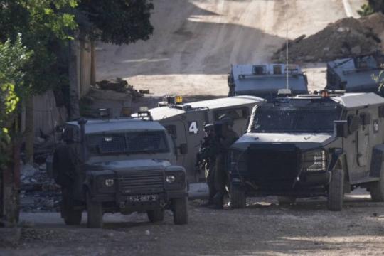 حملة اقتحامات واعتقالات واسعة بالضفة والقدس: اعتقالات واعتداءات مستوطنين واقتلاع مئات أشجار الزيتون