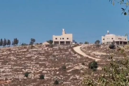 مستوطنون يجبرون عائلة فلسطينية على النزوح ويستولون على منزلها جنوب نابلس