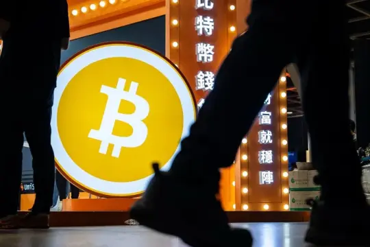 بتكوين تتراجع 3.5% مع عودة رهانات رفع الفائدة الأميركية