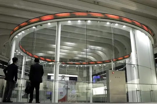 الأسهم العالمية تفقد زخمها وسط ترقب لـ"ساعة الصفر" الأميركية