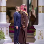 بن سلمان وماكرون يبحثان تهديدات الملاحة البحرية وانعكاساتها على الاقتصاد العالمي