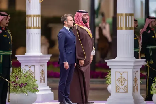 بن سلمان وماكرون يبحثان تهديدات الملاحة البحرية وانعكاساتها على الاقتصاد العالمي