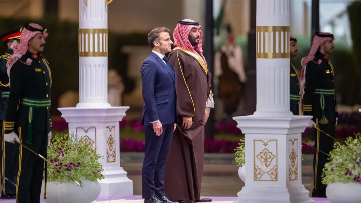 اتصال هاتفي يؤكد ضرورة خفض التصعيد وضمان حرية الملاحة في مضيق هرمز