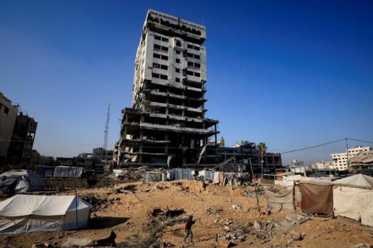 غزة تواجه سباقًا لإخلاء المباني المهددة بالانهيار وسط نقص المعدات