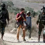 مستوطنون يشنّون هجمات واسعة على قرى فلسطينية في نابلس ورام الله والخليل بحماية قوات الاحتلال
