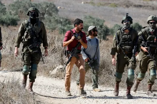 مستوطنون يشنّون هجمات واسعة على قرى فلسطينية في نابلس ورام الله والخليل بحماية قوات الاحتلال