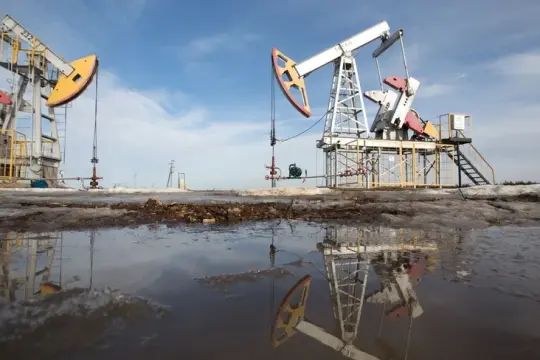 أسعار النفط تتذبذب قبيل محادثات أميركية – إيرانية في جنيف