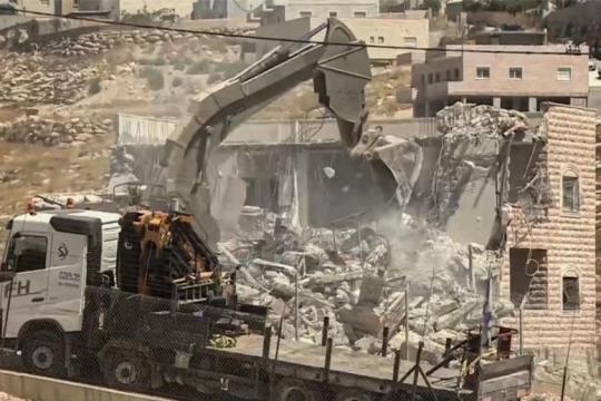 استشهاد 7 فلسطينيين في غزة وتصعيد إسرائيلي بالضفة الغربية يشمل الاعتقالات والهدم وحصار القرى