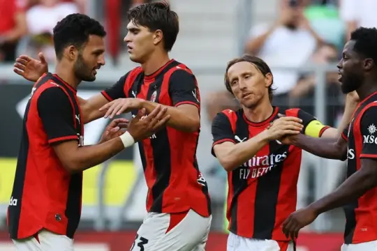 ميلان يقلب الطاولة على مانشستر يونايتد ويهزمه 4-2 في ختام الإعداد