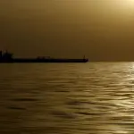 الولايات المتحدة تسمح ببيع النفط الإيراني على الناقلات لتخفيف ضغوط الأسعار