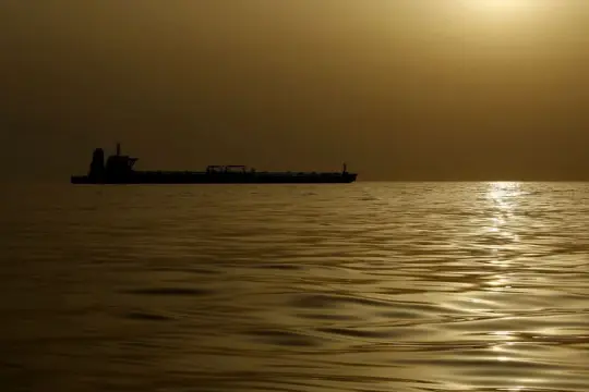 الولايات المتحدة تسمح ببيع النفط الإيراني على الناقلات لتخفيف ضغوط الأسعار